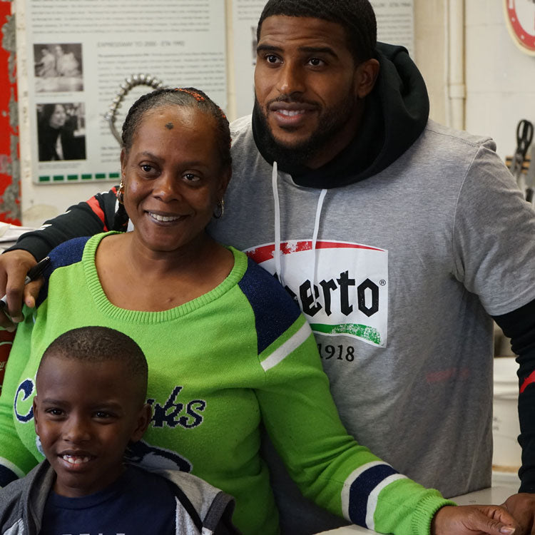 Bobby Wagner poses with fans at the Oberto Factory Outlet